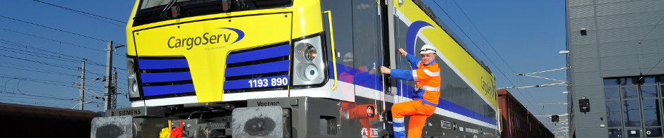 Ein Lokführer der in einem CargoServ Transportzug einsteigt