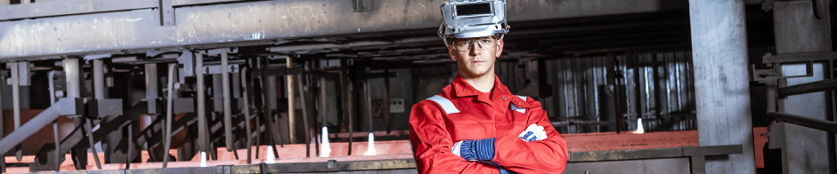 Ein Lehrling in der Metallfabrik